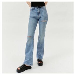 🟠NWT BDG High-Waisted Comfort Stretch
Flare Jean in Medium Wash